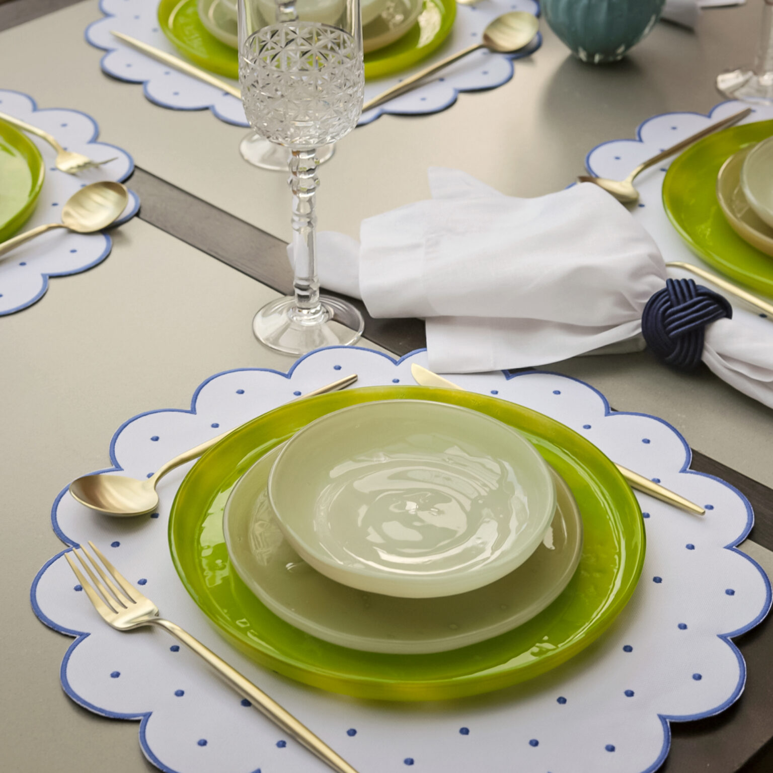 Mesa posta com pratos de vidro